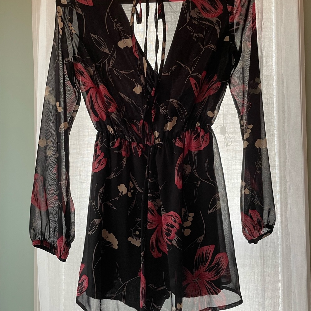 Lulu E Bebe Floral Romper. Black Size Small, sheer long sleeves, tie in the back